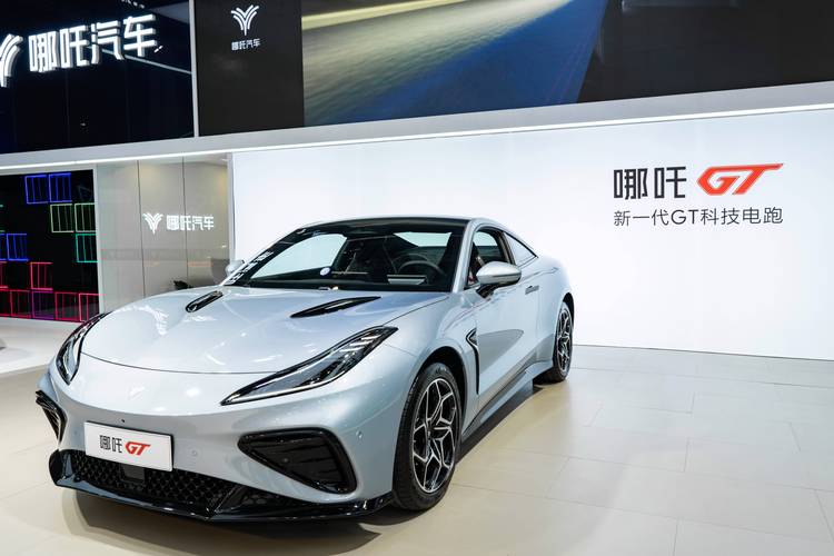 广州192哪吒汽车在智能汽车领域的表现，领途汽车在新能源汽车市场中的影响力